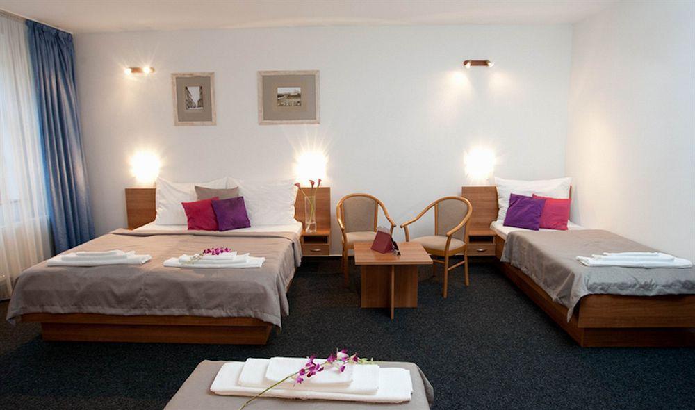 Hotel U Ceske Koruny Hradec Králové Exteriör bild