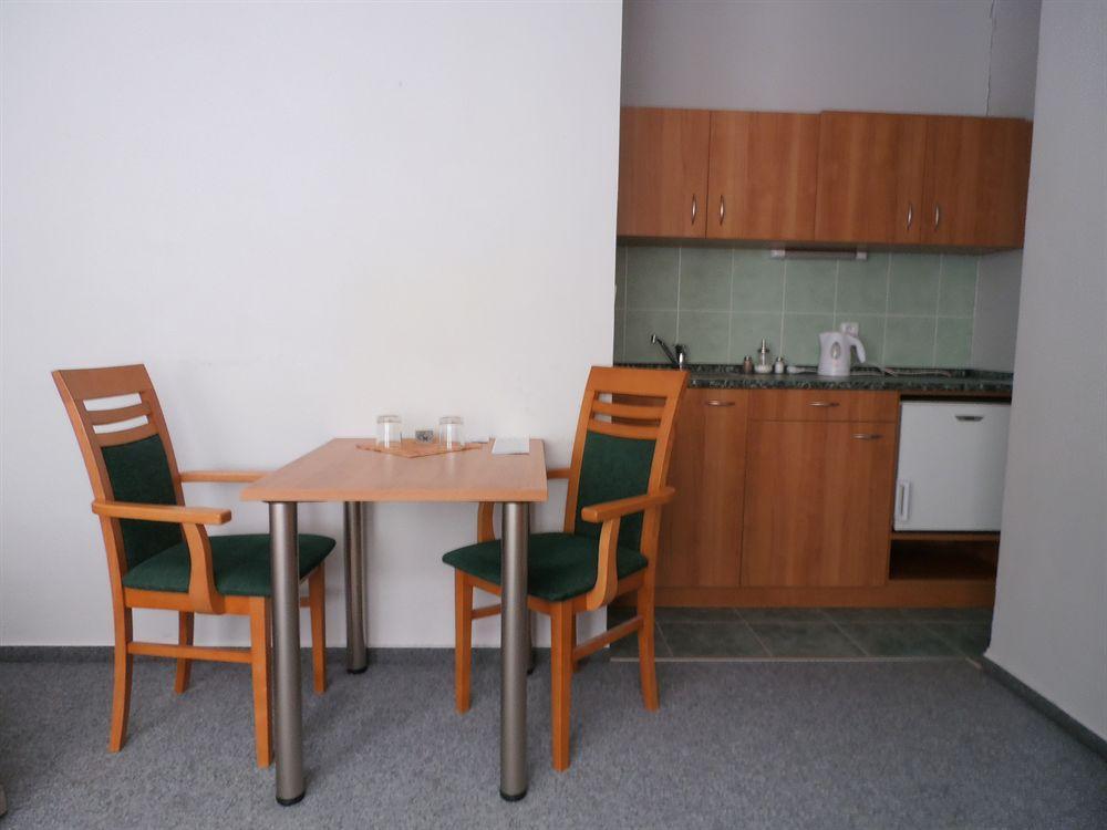 Hotel U Ceske Koruny Hradec Králové Exteriör bild