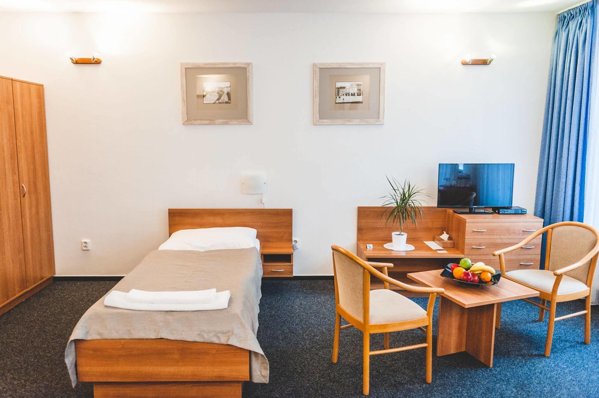 Hotel U Ceske Koruny Hradec Králové Exteriör bild