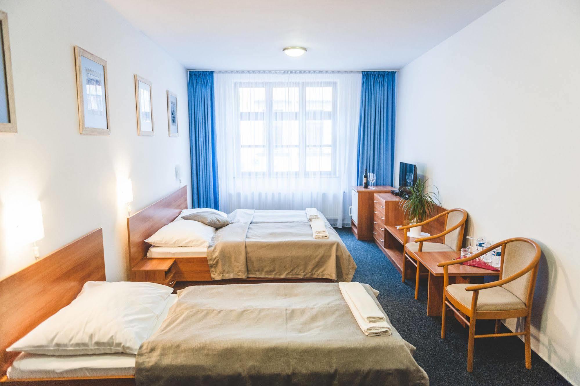 Hotel U Ceske Koruny Hradec Králové Exteriör bild