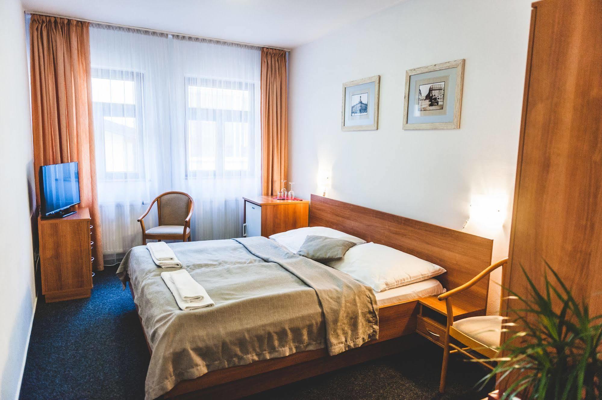 Hotel U Ceske Koruny Hradec Králové Exteriör bild