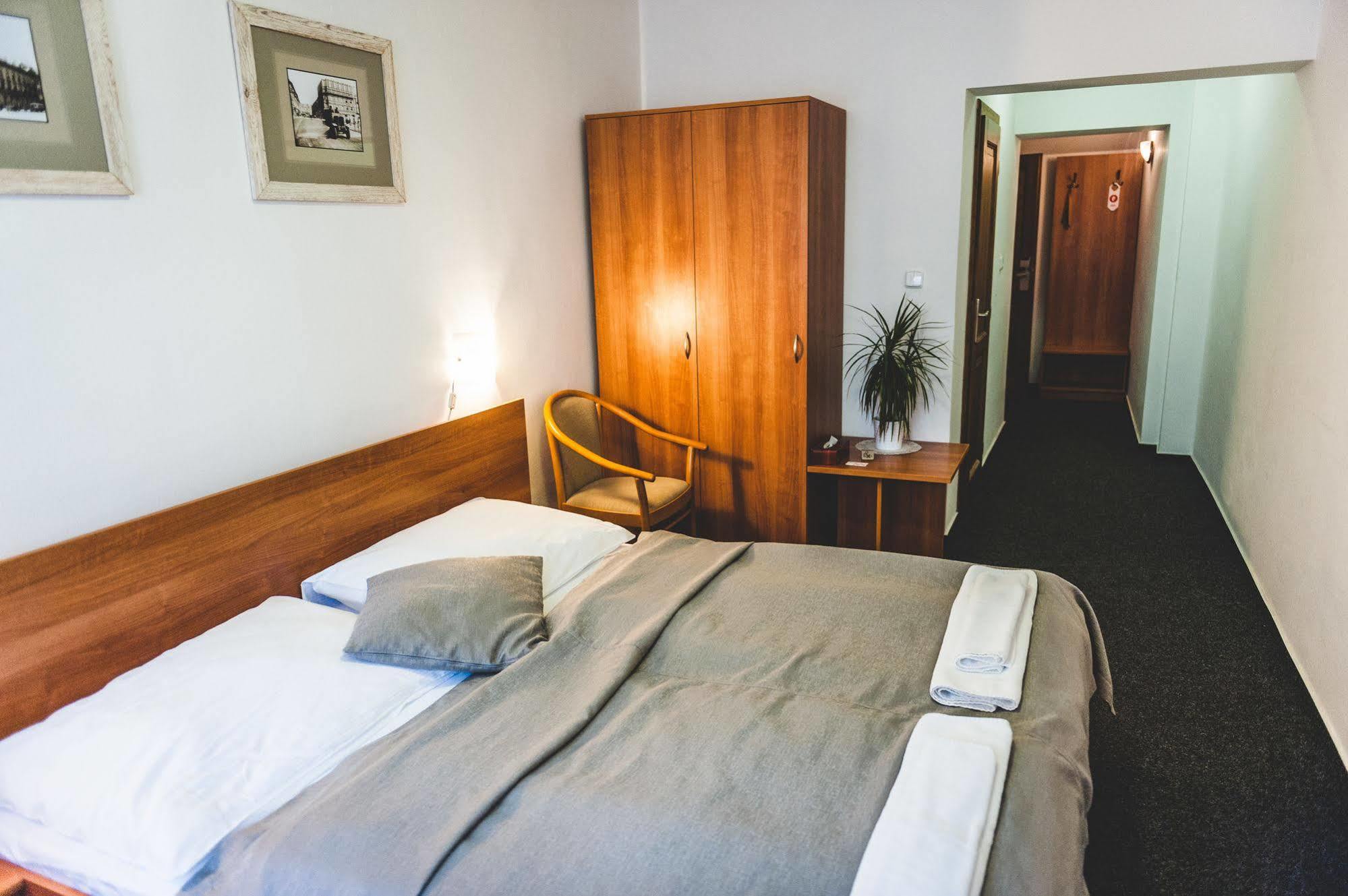 Hotel U Ceske Koruny Hradec Králové Exteriör bild